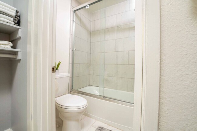 Building Photo - ****AVAILABLE NOW!! TWO BEDROOM TWO BATH CONDO IN GREAT LOCATION!!!!!!
