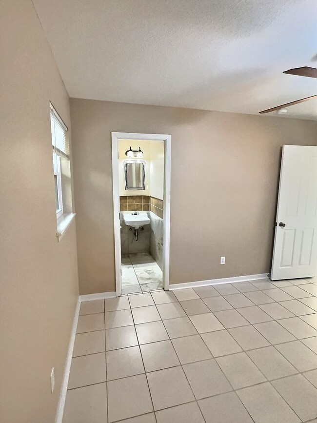 Building Photo - 3 Bedroom 1.5 Bathroom home in Ocean Springs School District