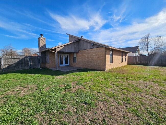 Building Photo - (3) Bed/(2) Bath Avail NOW! Pets Negotiable.