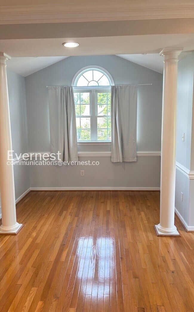 Building Photo - 6 Bed/4 Bath Home with Modern Amenities / Available Now!