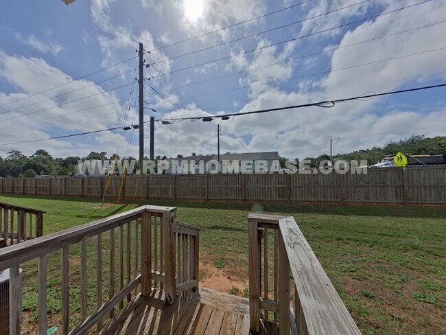 Building Photo - Modern 3-Bedroom Townhome with Stylish Upd...