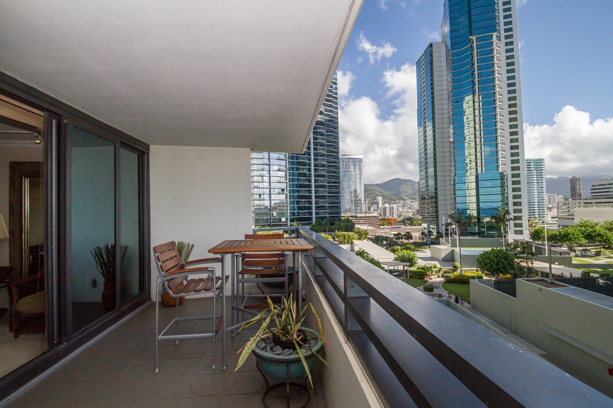 Lanai 1 - 1330 Ala Moana Blvd