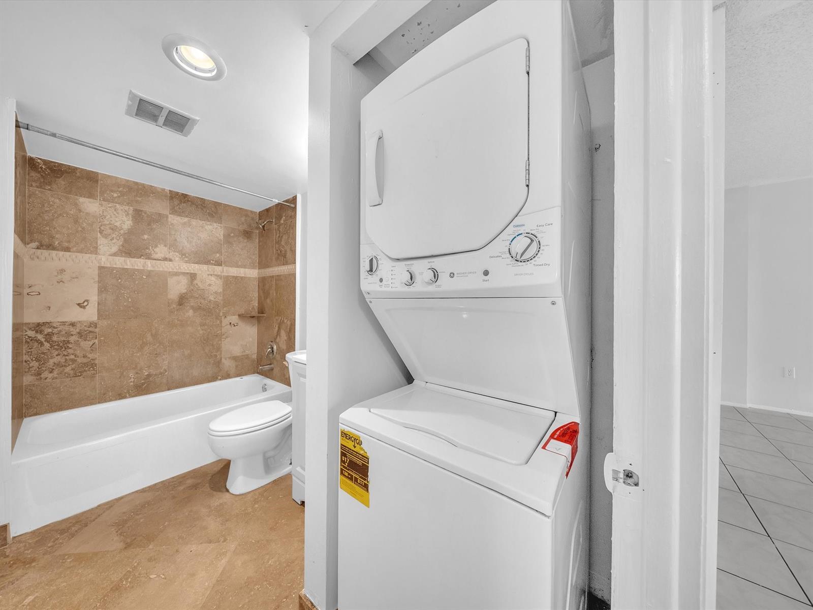 Building Photo - 4156 Inverrary Dr