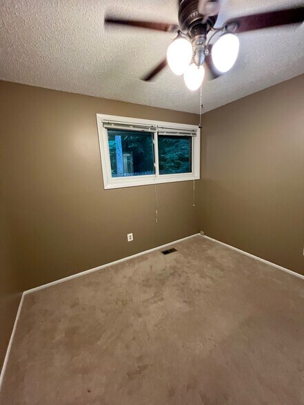 Building Photo - 220 Sugarland Run Dr