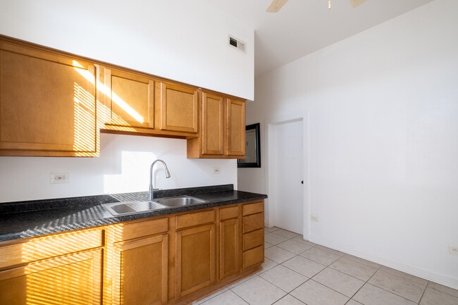 Building Photo - 2418 N Clybourn Ave