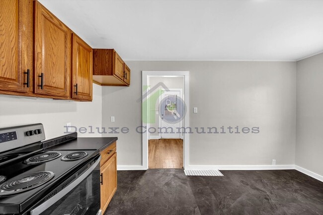 Building Photo - Spacious 4 Bedroom- With Extra room! New Remodel!