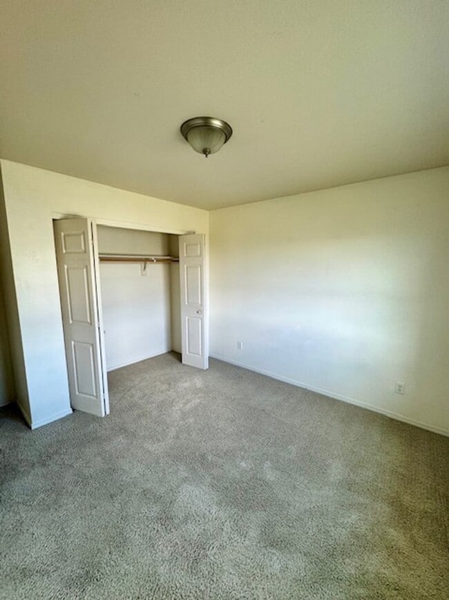 Building Photo - 2 Bedroom 1 Bathroom Unit in 8 Plex