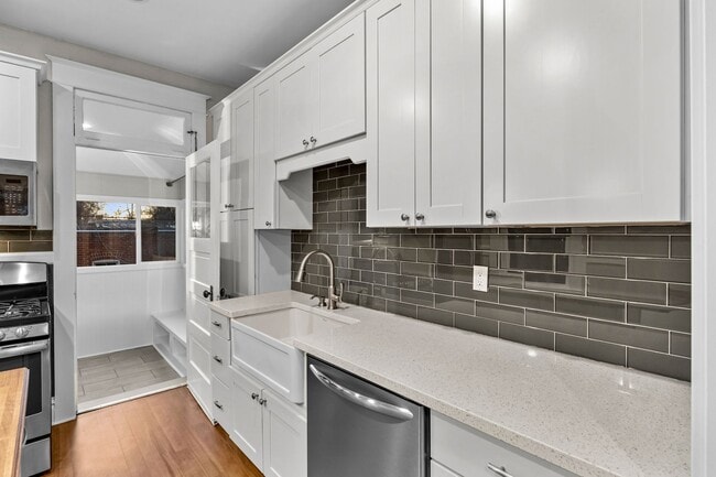 Building Photo - 573 S Pearl St