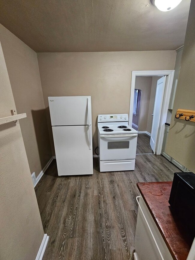 Building Photo - Downtown Unit, renovated, spacious, close to the base, ferry, and shopping