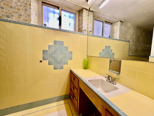 Building Photo - Beautiful shared home in Park Hill