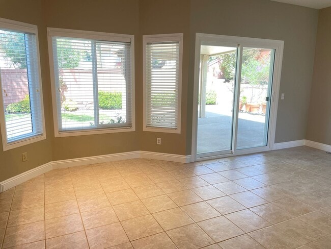 Building Photo - Picture Perfect Summerhill Home!