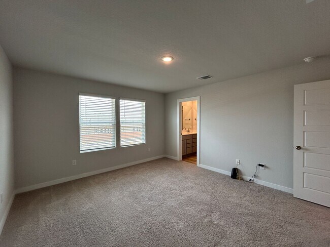 Building Photo - Walking Distance to Long Creek High School / Fridge, Washer & Dryer Included / Fenced in Yard / N...