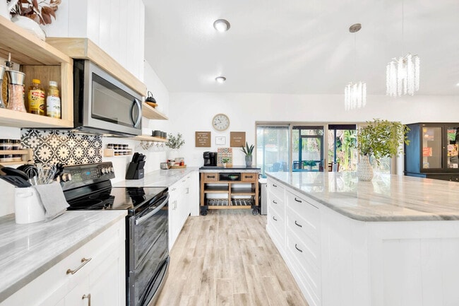 Building Photo - 10755 Clara Ln