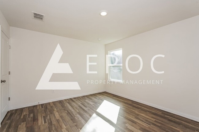 Building Photo - 719 N 13th St