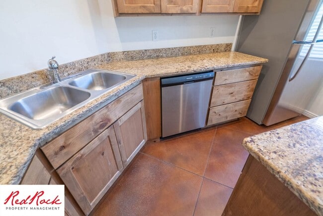 Building Photo - 3 Bedroom & 2.5 Bathroom & Dog Friendly!
