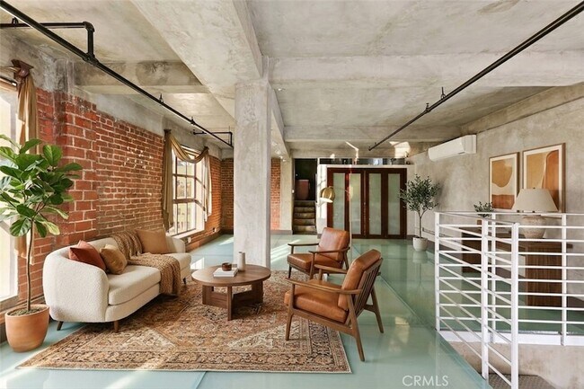 Building Photo - 312 W 5th St