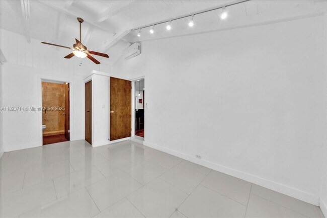 Building Photo - 7341 SW 64th Ct