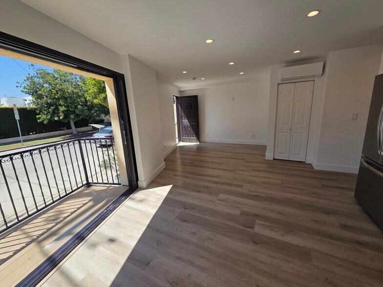 Building Photo - 854 S Sycamore Ave