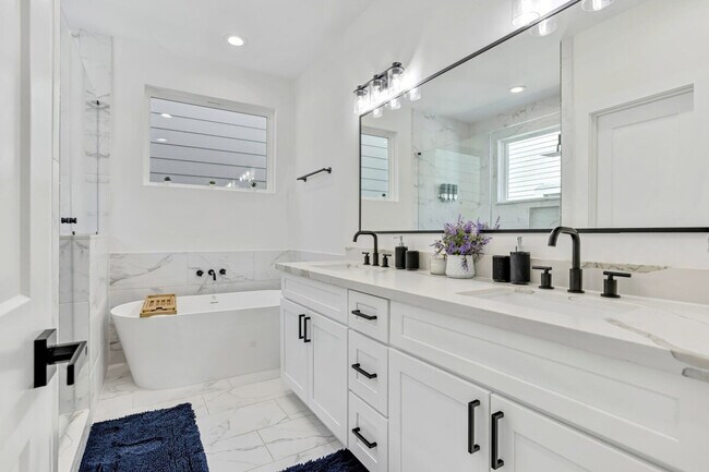 Building Photo - 3020 Live Oak St