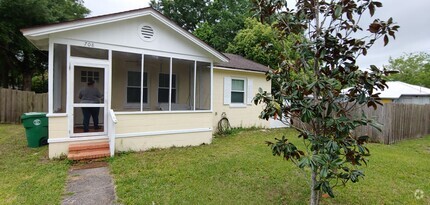 Building Photo - Cute 2 bedroom 1 bath single home