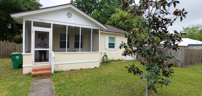 Primary Photo - Cute 2 bedroom 1 bath single home