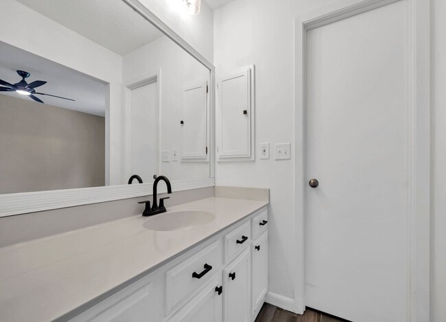 Building Photo - Home in Cedar Ridge