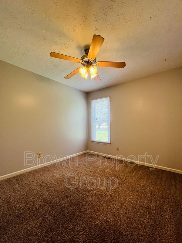 Building Photo - 121 Sprucepine Dr