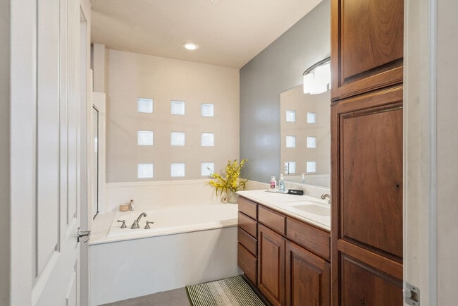 Building Photo - 225 N Country Ln