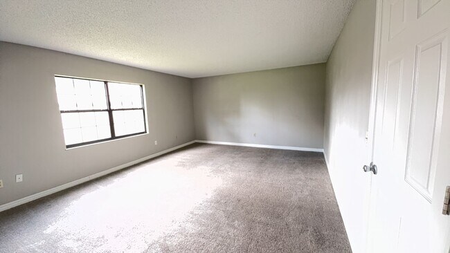 Building Photo - Palm Coast 4 Bedroom 2 Bath in the W Section