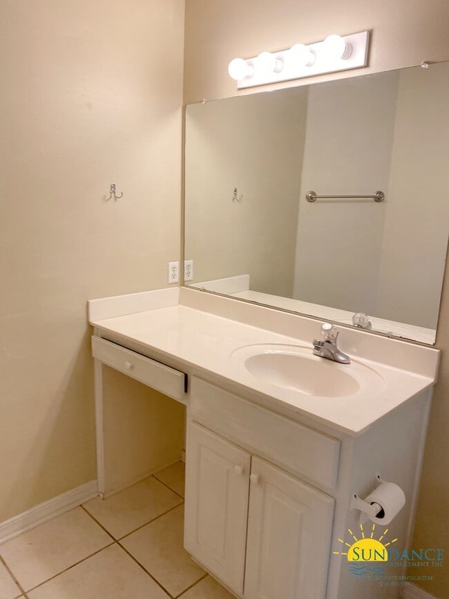 Building Photo - Stunning 3 Bedroom Villa in Navarre