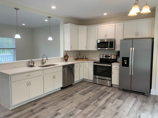 Building Photo - Beautiful 3BR/2.5 Bath Townouse with 2 Car Garage