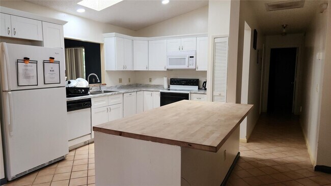 Building Photo - 2249 SE Melaleuca Blvd