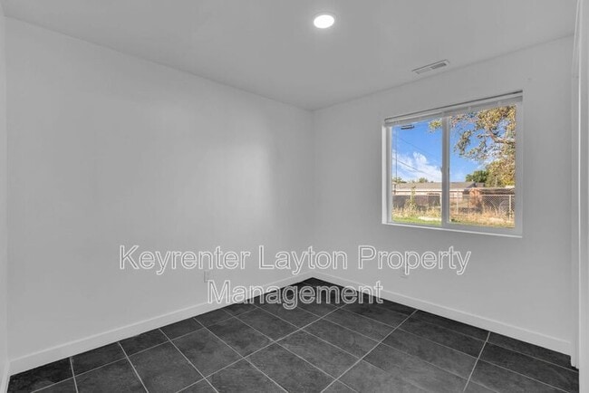 Building Photo - 775 N Diamond St