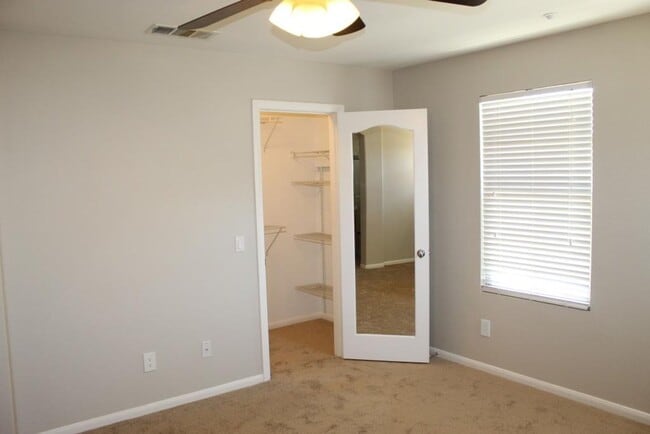 Building Photo - 3 Bd/3.5 Ba townhome w balcony & attached 2 car garage ~ Bishop