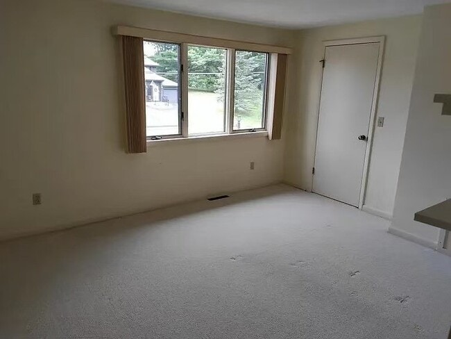 Building Photo - 605 Clubhouse Rd