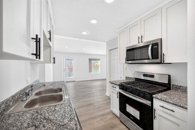 Building Photo - 13815 Bay Gardens Dr