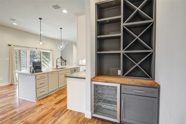 Building Photo - 135 Bella Luce