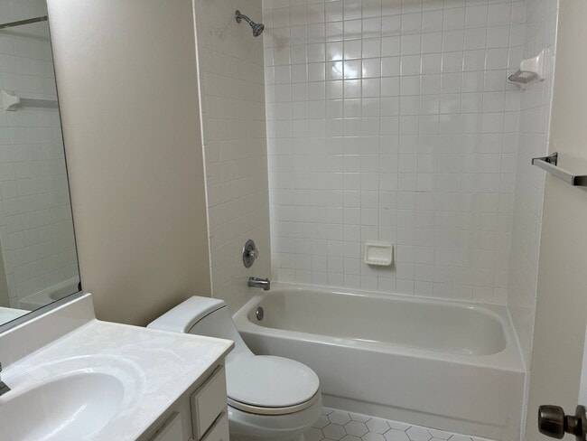 Building Photo - Spacious and Gracious, Close to EVERYTHING!