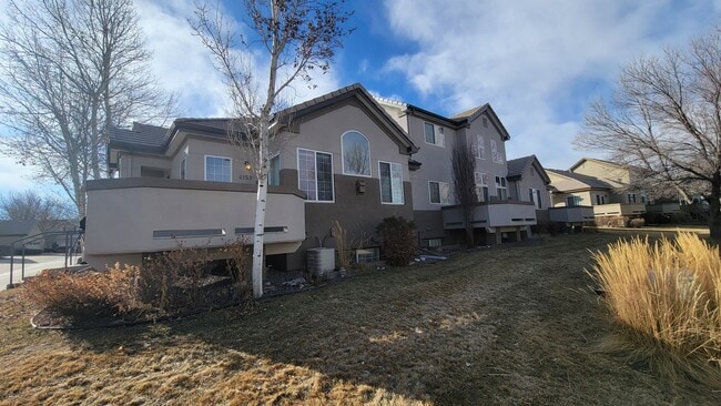Building Photo - Beautiful Single Story Townhouse with Den & Attached 2-Car Garage