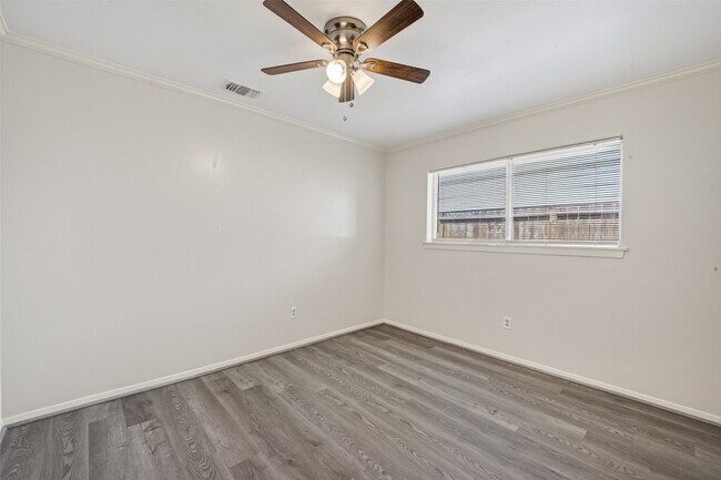 Building Photo - 9667 Meadowvale Dr