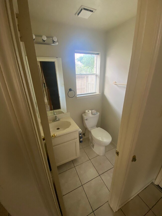 Building Photo - 8915 Weyburn Grove Dr