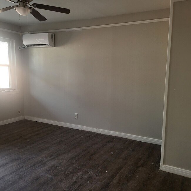 Building Photo - 2306 SW 8th Ave