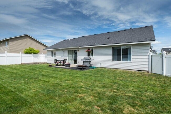 Building Photo - Beautiful 3 bedroom 2 bath Post Falls Home
