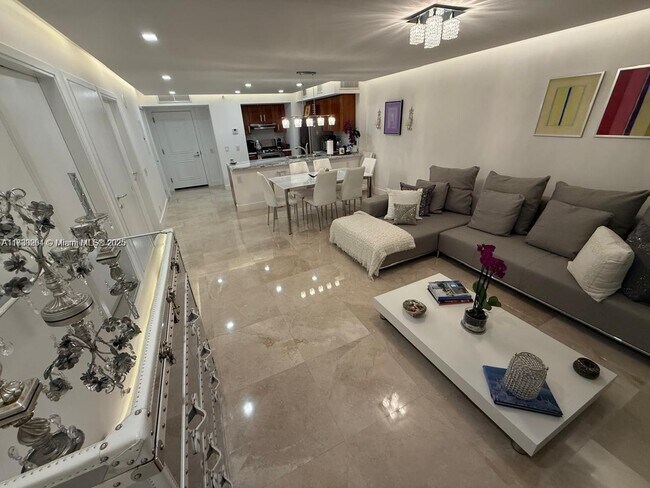 Primary Photo - 9499 Collins Ave
