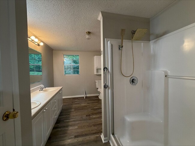 Building Photo - 3 Bed/2 Bath Home on large lot