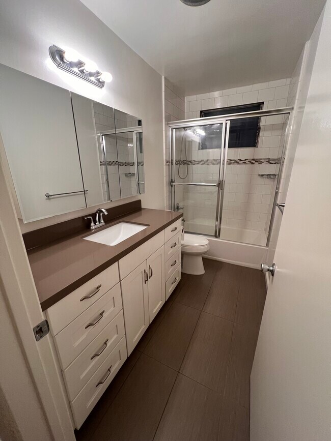 Main bathroom - 615 N Flores St