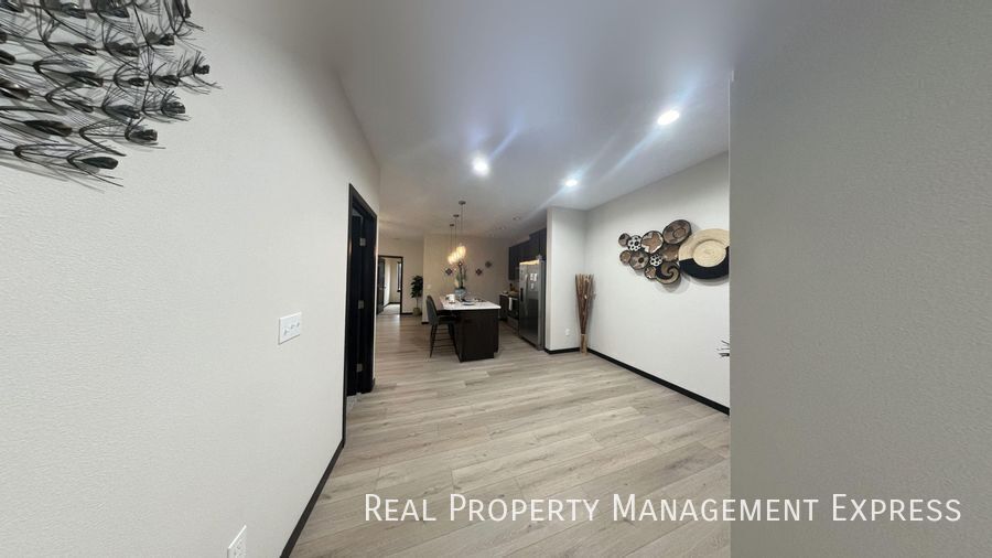 Building Photo - Spacious 3 Bed 2 Bath Townhome