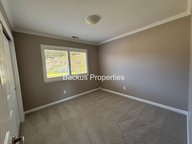 Building Photo - Wonderful three bedroom home on an acre lot in Royal Oaks