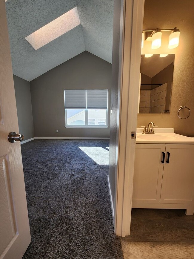 Building Photo - Beautiful Townhome at Monterey Community in Centennial!