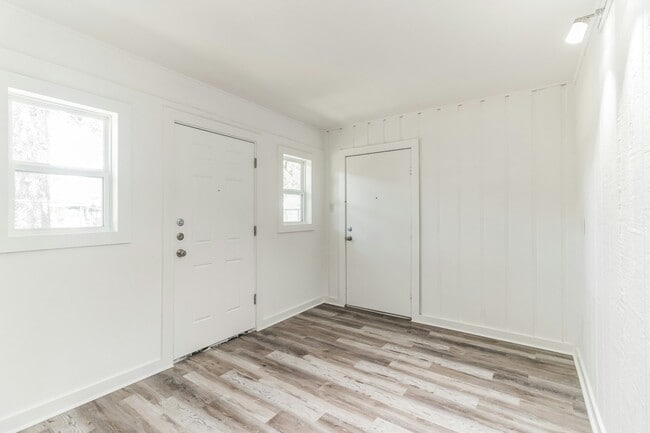 Building Photo - 124 E Castlebriar Dr